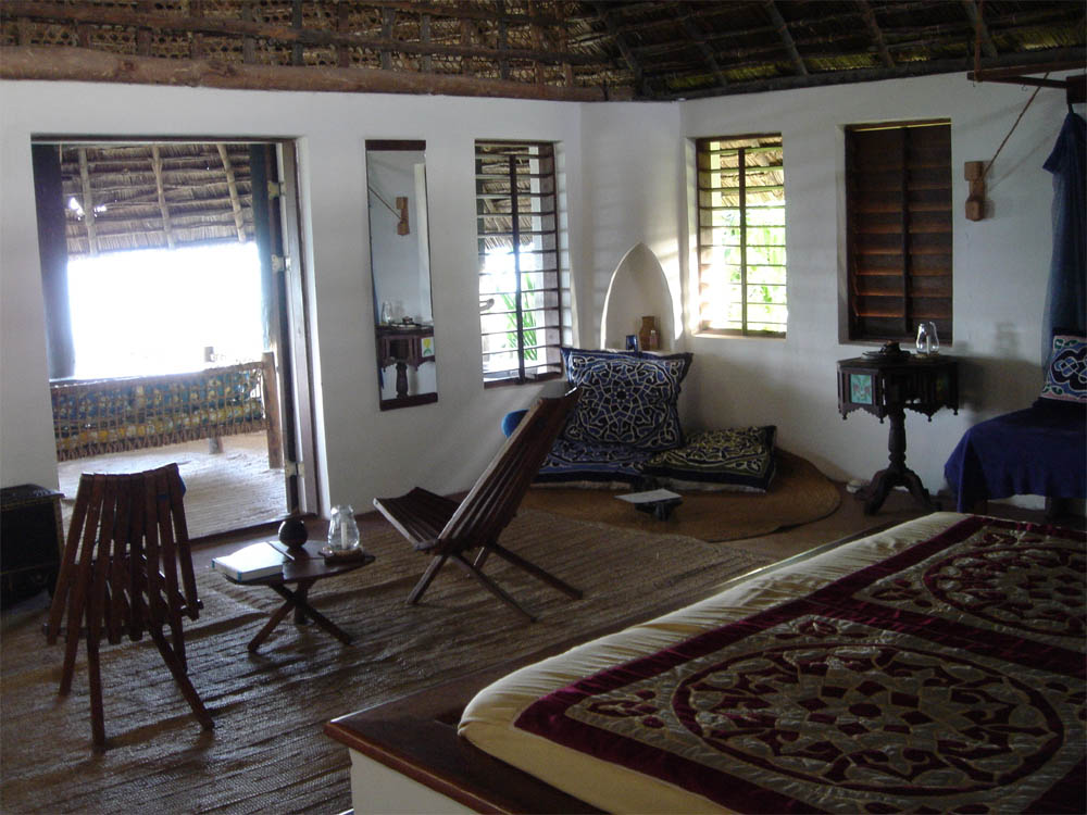 Svalt och luftigt hotellrum p Matemwe Bungalows. (Zanzibar, Tanzania)
