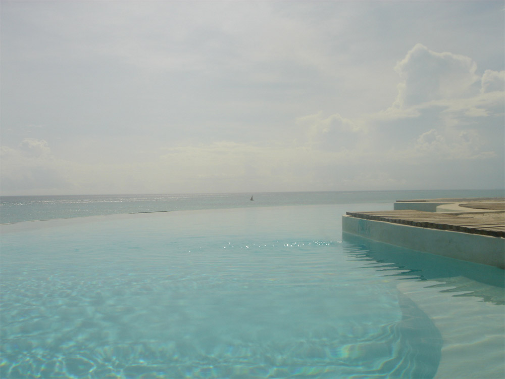 Evighetspool p lugna Shooting Star Lodge. (Zanzibar, Tanzania)