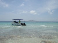 Dykbt frbereds fr en tur ut till reven kring Mnemba Island, som syns i bakgrunden. (Zanzibar, Tanzania)