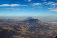 Flygvy norrut mot vulkanerna Kerimasi (nrmast) och Oldoinyo Lengai. I fjrran skymtar Lake Natron. (Tanzania)