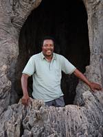 Guidechauffren Daniel i ett ihligt baobabtrd. (Tarangire National Park, Tanzania)
