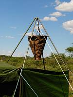 En enkel men vlkommen konstruktion p den mobila campen: bushduschen. (Serengeti National Park, Tanzania)