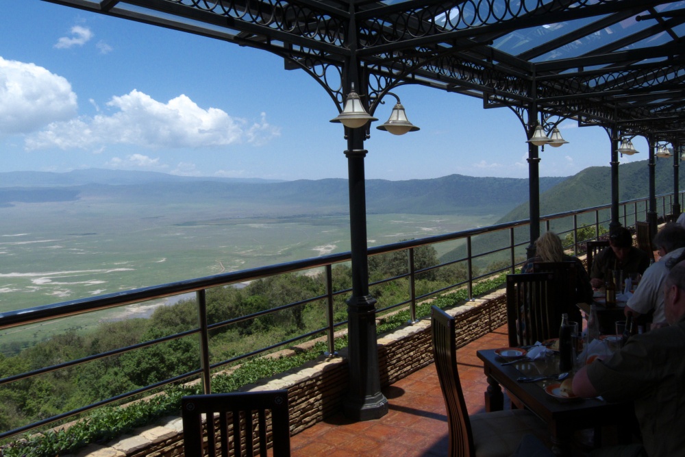 Lunch med utsikt p Ngorongoro Wildlife Lodge. (Ngorongorokratern, Tanzania)