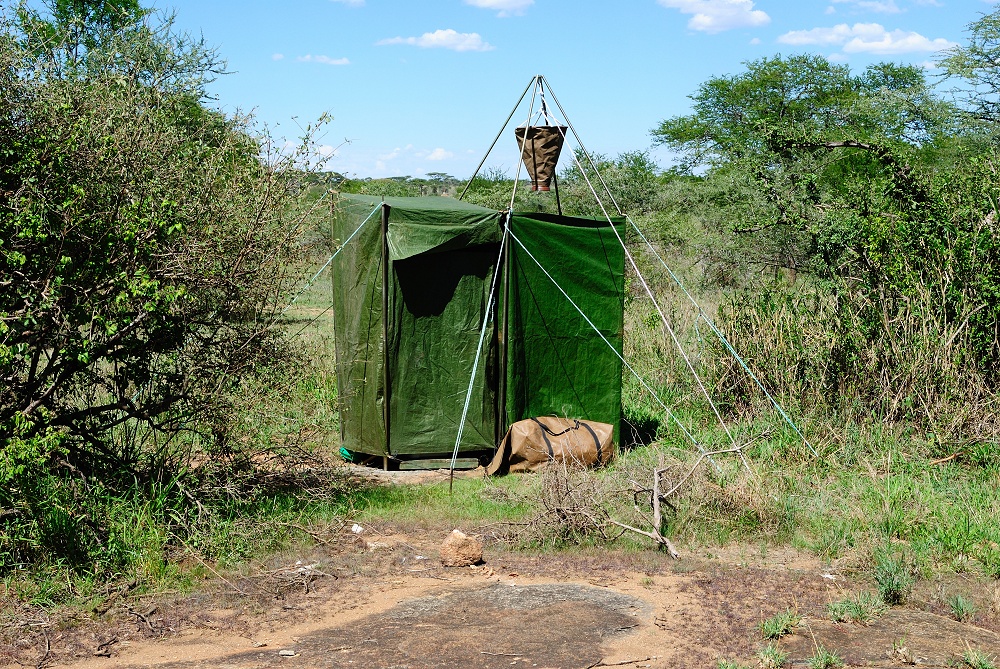 Toalett- och duschtält på mobil camp. (Centrala Serengeti National Park, Tanzania)