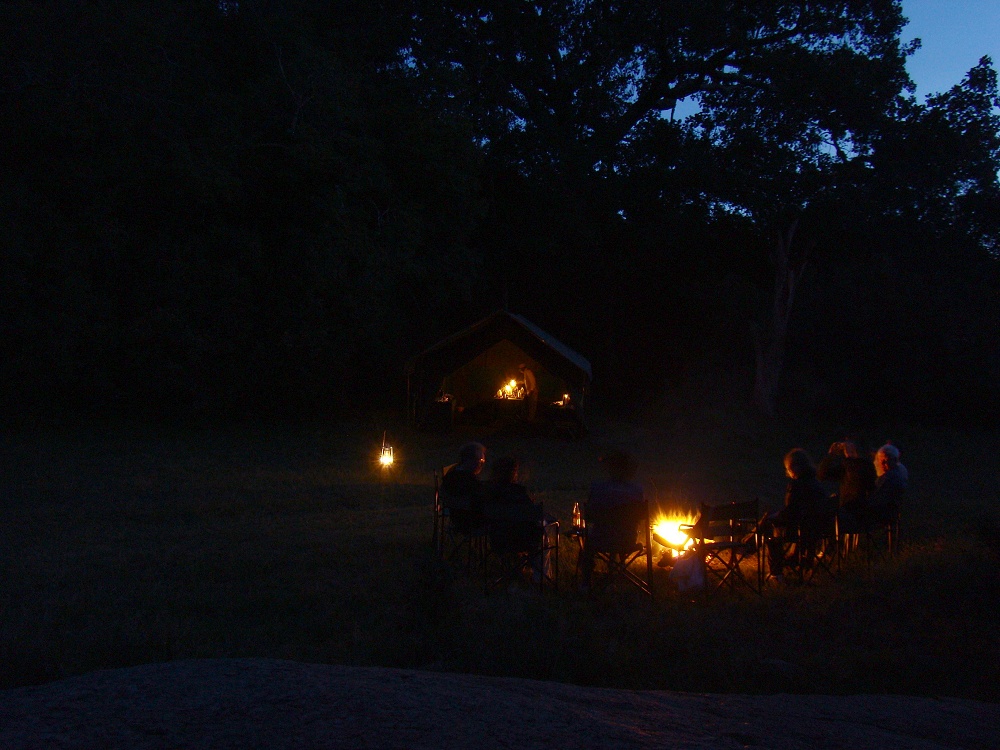 Avkoppling vid lgerelden. Mobil camp p special camp site Moru 6. (Sdra Serengeti National Park, Tanzania)