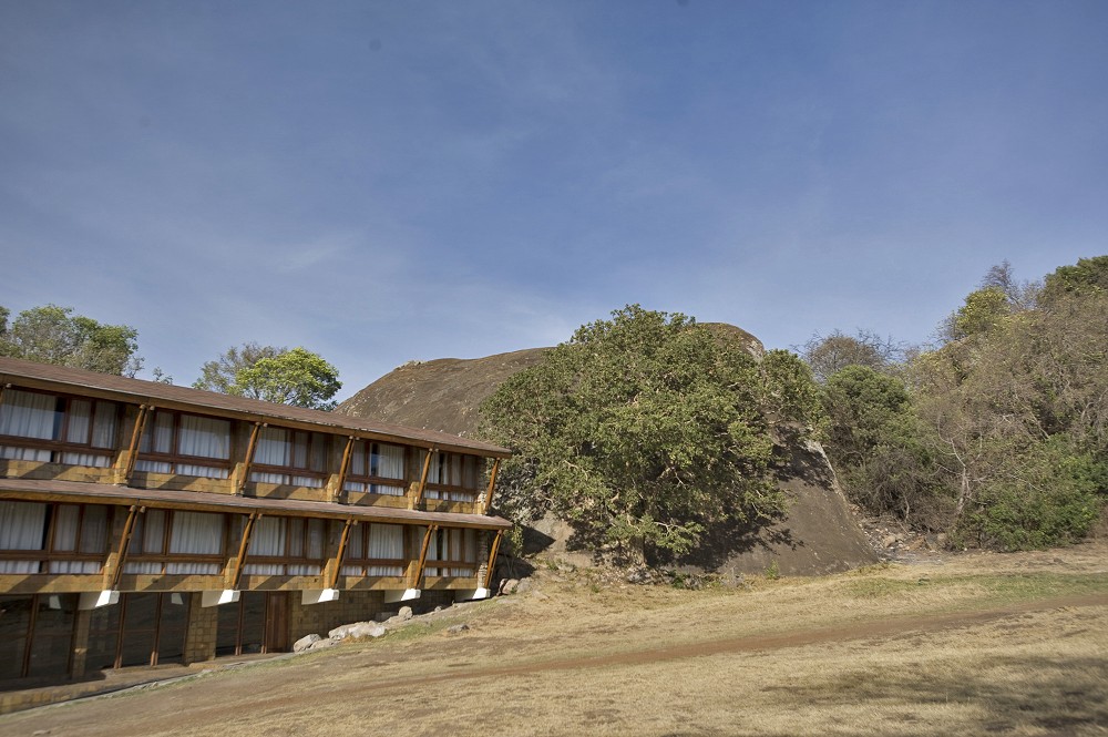 Rum med fnster mot bushen p Lobo Wildlife Lodge. (Lobo i norra Serengeti National Park, Tanzania)