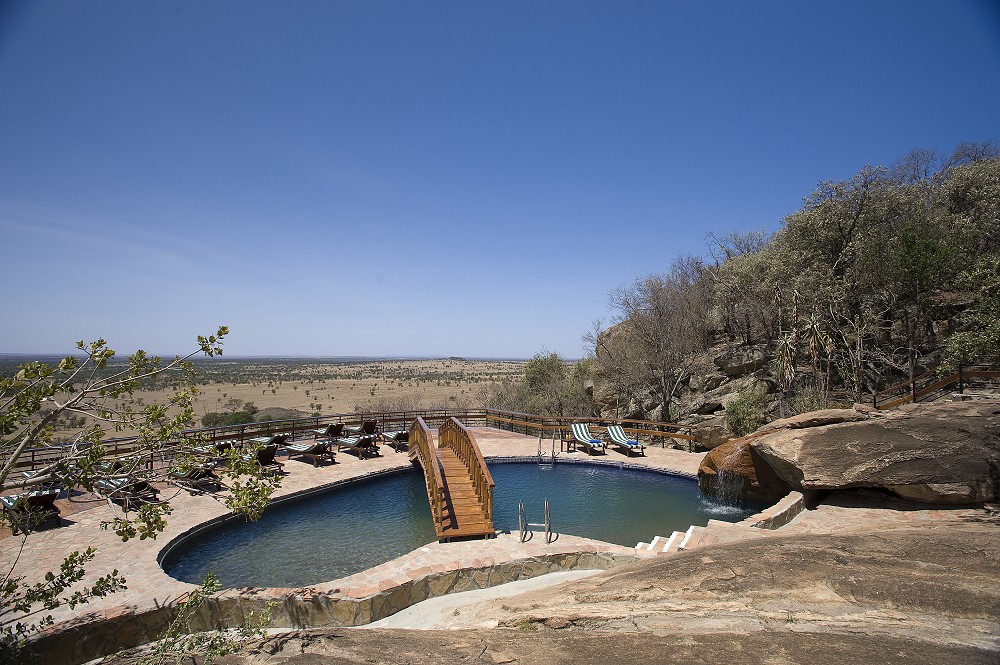 Poolområdet på Lobo Wildlife Lodge. (Lobo i norra Serengeti National Park, Tanzania)