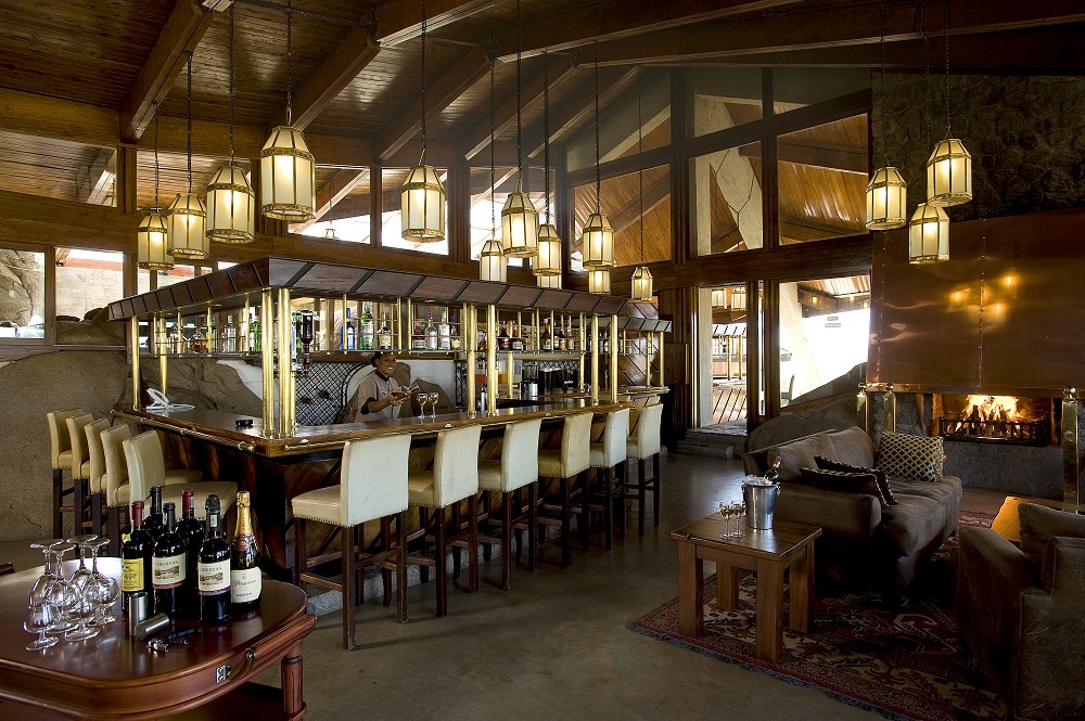 Baren p Seronera Wildlife Lodge. (Seronera i centrala Serengeti National Park, Tanzania)