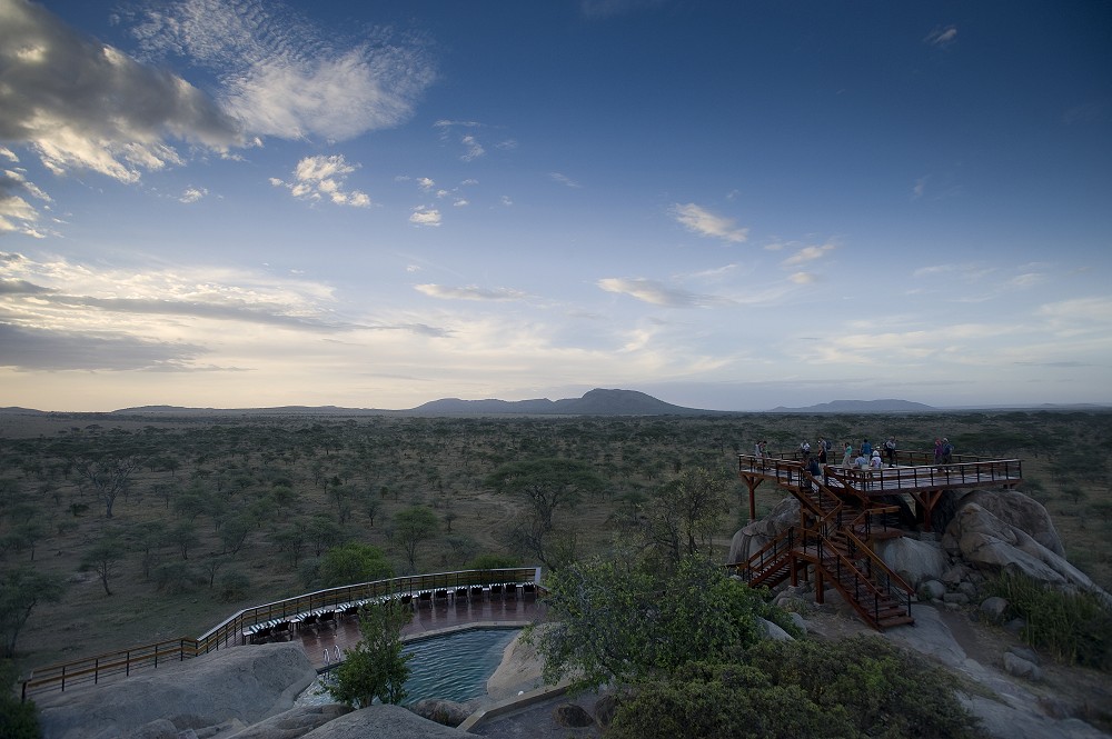 Observationsplattformen p Seronera Wildlife Lodge. (Seronera i centrala Serengeti National Park, Tanzania)