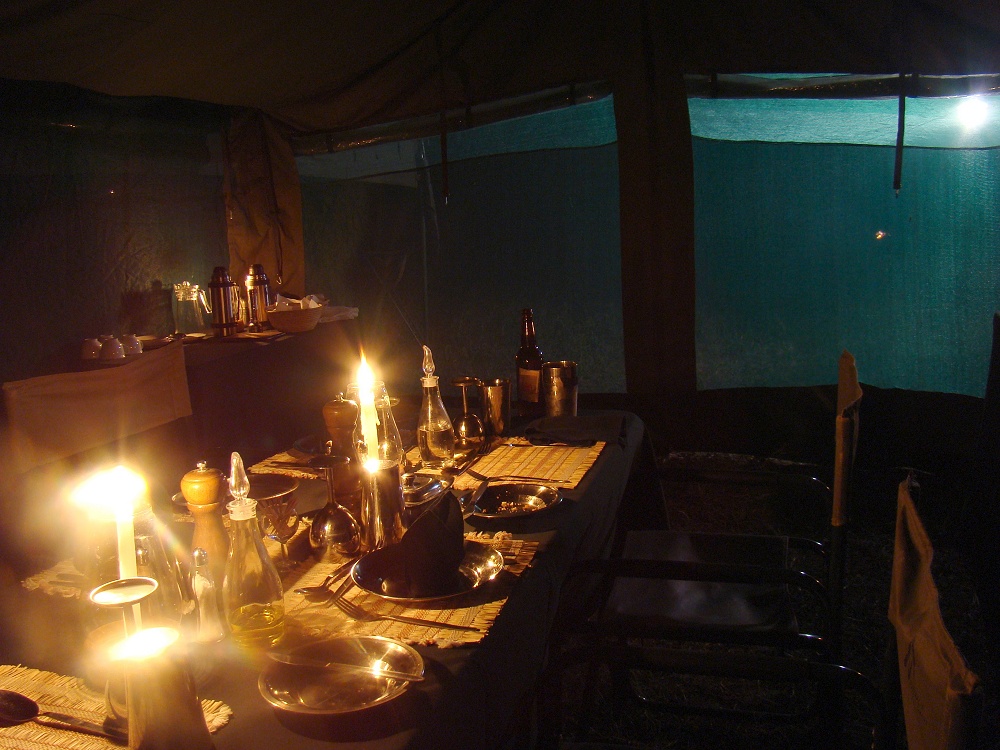Middag i mässtältet på mobil camp. (Södra Serengeti National Park, Tanzania)