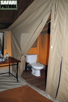Badrum p Kati Kati Tented Camp. (Serengeti National Park, Tanzania)