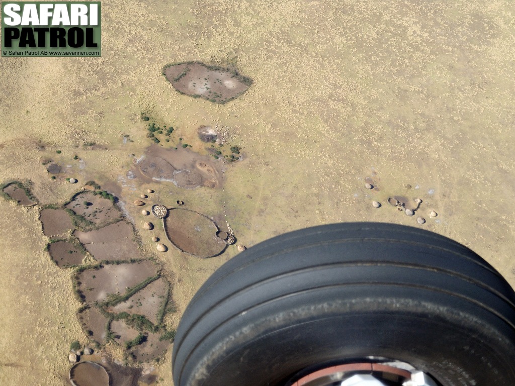 Flygvy: Massajby nere p marken. (Ngorongoro Conservation Area, Tanzania)