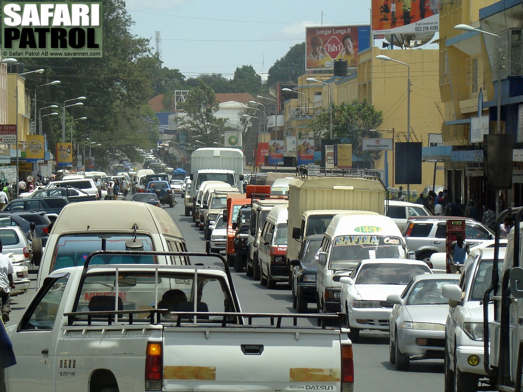 Lngsam trafik p huvudgatan Sokoine Road. (Arusha, Tanzania)