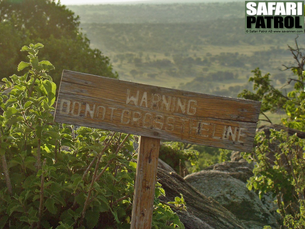 Varningsskylt p lodge. (Lake Manyara National Park, Tanzania)