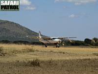 Safariflygplan p flygfltet. (Seronera i centrala Serengeti National Park, Tanzania)