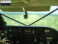 Inflygning mot bushflygflt. (Selous Game Reserve, Tanzania)