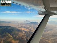 Flygvy mot vulkanerna Kerimasi (nrmast) och Oldoinyo Lengai p flygstrckan frn staden Arusha till Serengeti National Park. (Tanzania)
