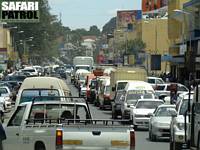 Lngsam trafik p huvudgatan Sokoine Road. (Arusha, Tanzania)