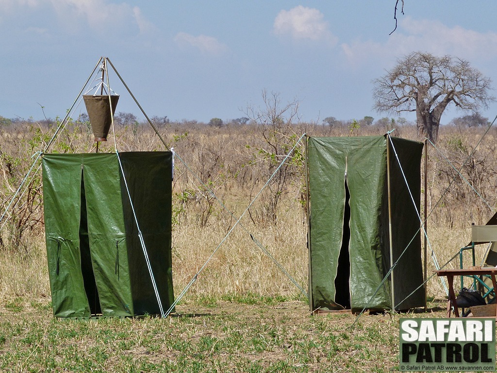 Dusch- och toalettlt p mobil camp. (Tarangire National Park, Tanzania)