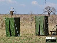 Dusch- och toalettlt p mobil camp. (Tarangire National Park, Tanzania)