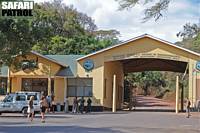 Parkentrn vid Lodoare Gate  hr brjar bushen. (Ngorongoro Conservation Area, Tanzania)
