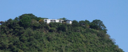 Lake Manyara Wildlife Lodge ligger på krönet av förkastningsbranten upp ur Great Rift Valley.