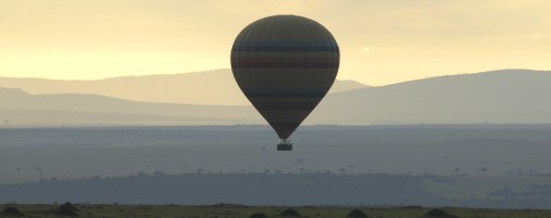 Ballongsafari över Masai Mara i gryningen.