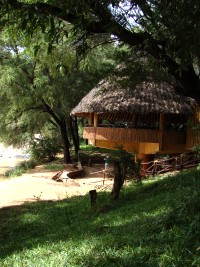 Barbyggnad strax intill  floden på Samburu Game Lodge.