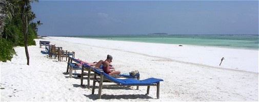 Stranden vid Matemwe Beach, med dykön Mnemba vid horisonten.