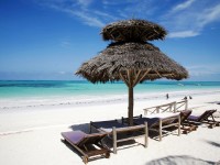 Stranden på Bluebay Beach Resort & Spa.