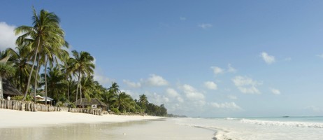 Stranden vid Bluebay Beach Resort & Spa.
