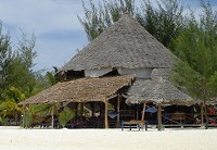Restaurang- och barbyggnaden vid stranden.