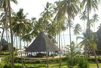 Vy mot poolområdet och havet på Ocean Paradise Resort.