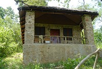 Bungalow med stenveranda.