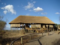 Restaurang- och loungebyggnaden på Tarangire River Camp.