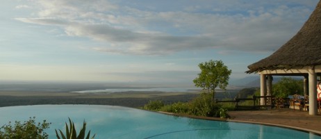 Poolområdet på Lake Manyara Serena Safari Lodge.