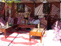Utomhuslonge i tältstil på Arabian Nights Hotel.