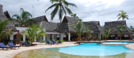 Poolområdet och huvudbyggnaden på Sultan Sands Island Resort.
