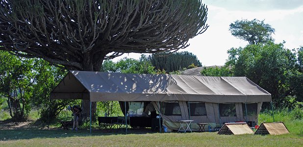 Mässtält med solfångare på den mobila campen i Serengeti.