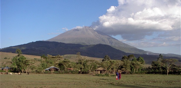 Vulkanen Mount Meru reser sig 4 566 m hög utanför staden Arusha i norra Tanzania.