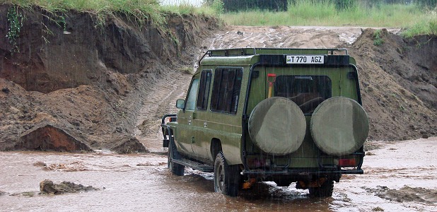 Safarifordon i regn och lera under en regnperiod.