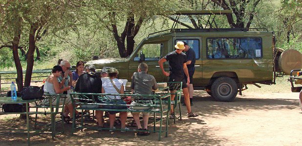 Picknicklunch i Lake Manyaras nationalpark i Tanzania.