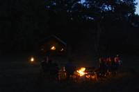 Vid lgerelden p mobil camp. (Moru Kopjes i sdra Serengeti National Park, Tanzania)