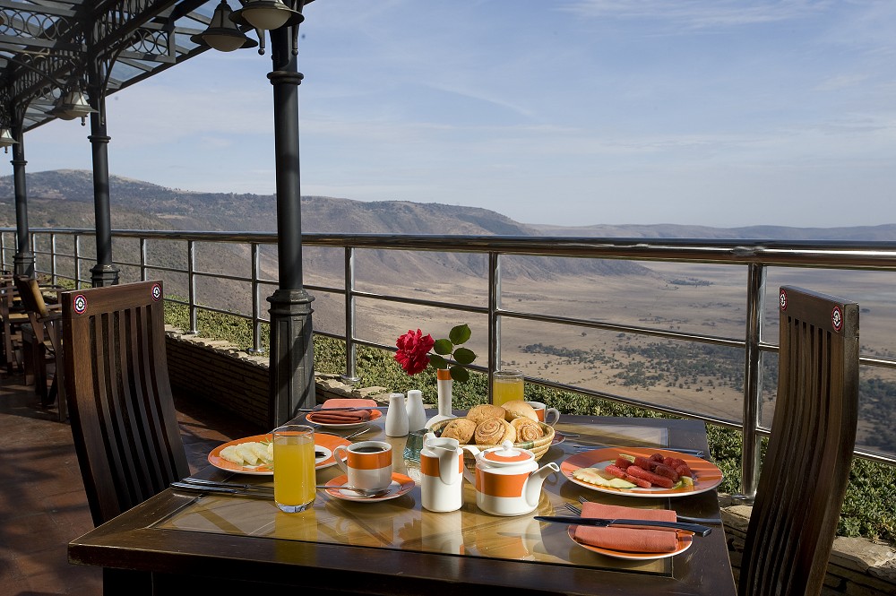 Frukost på terrassen på Ngorongoro Wildlife Lodge. (Ngorongorokraterns kant, Tanzania)