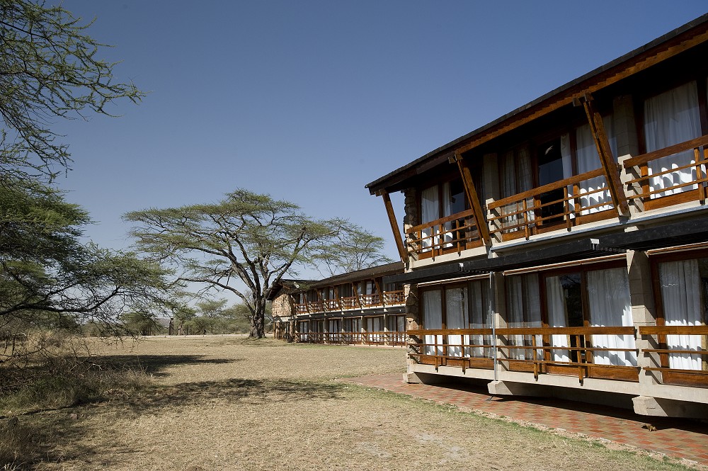 Rummen på Seronera Wildlife Lodge har fönster mot bushen. (Seronera i centrala Serengeti National Park, Tanzania)