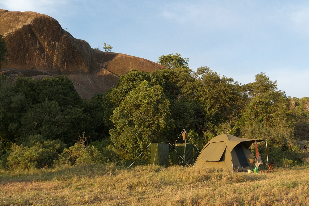Mobil camp bland klipporna. Special camp site Moru 6. (Södra Serengeti National Park, Tanzania)