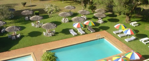 Trädgård med pool på Mount Meru Hotel.
