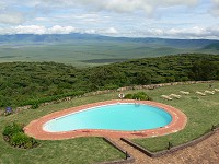 Poolen och utsikten över Ngorongorokratern.
