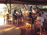Frukostservering på Kirurumu Manyara Lodge.