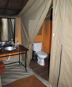 Badrumsdel i tält på Kati Kati Tented Camp.